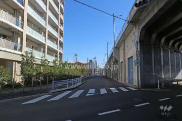 敷地南側の前面道路