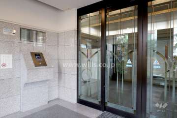 エントランスはオートロック付きです。