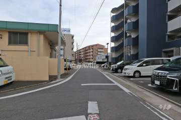 敷地北東側の前面道路（北西側から）
