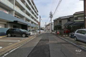 敷地南西側の前面道路（北西側から）
