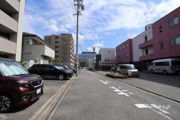 敷地南側の前面道路（西側から）