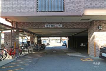 駐車場出入り口・敷地内駐車場（屋内平面式、屋外平面式）