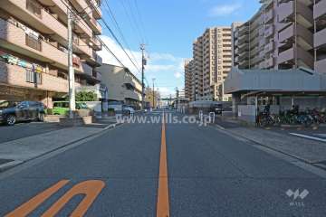 敷地南側の前面道路