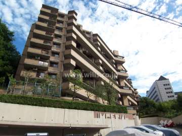 インペリアル千里青葉丘の外観(高台に立地しています)