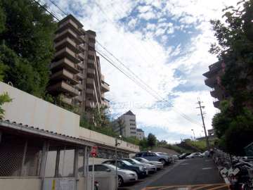 マンション内へは西側の道路から入ります。