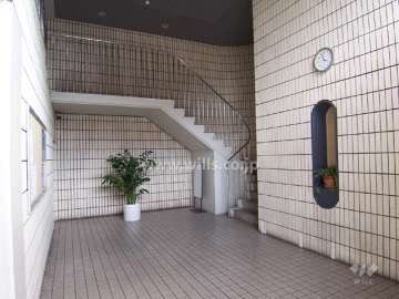 2層吹き抜けのエントランスホール