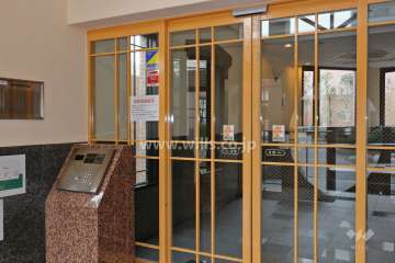 エントランスはオートロック付きです。