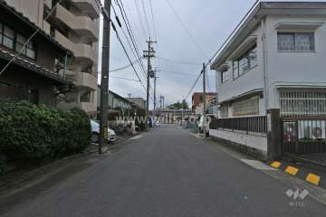 敷地北側の前面道路（東側から）