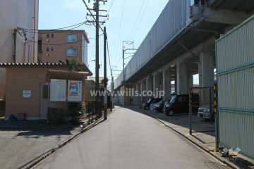 敷地西側の前面道路