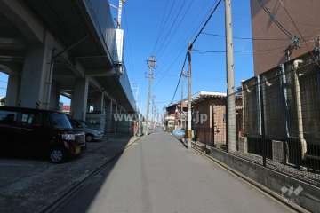 敷地西側の前面道路