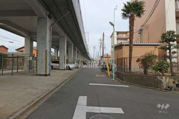 敷地西側の前面道路