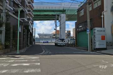 敷地北側の前面道路（東側から）