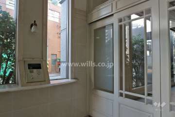 エントランスはオートロック付きです。