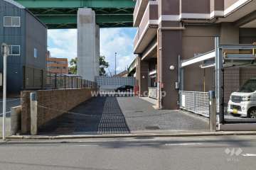 駐車場出入り口（ゲート付き）