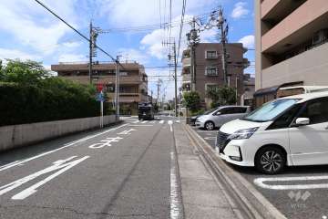 敷地南側の前面道路（東側から）