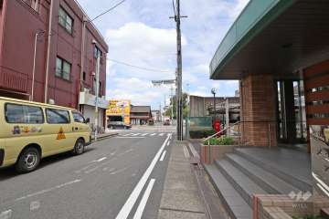 敷地西側の前面道路（北側から）