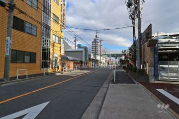 敷地北側の前面道路（西側から）