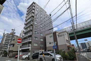 寿ゞやマンション六番町の遠景。すぐ東側を名古屋高速4号東海線が走っています。