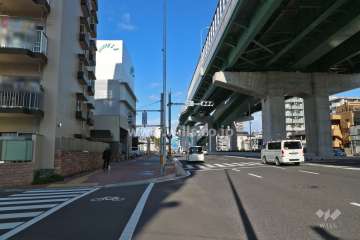 敷地東側は名古屋高速4号東海線に面しています。