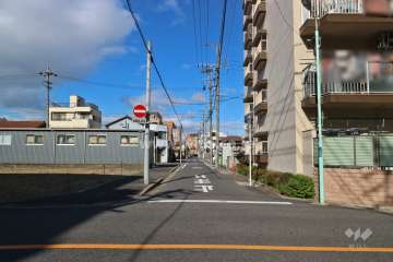 敷地西側の前面道路（南側から）