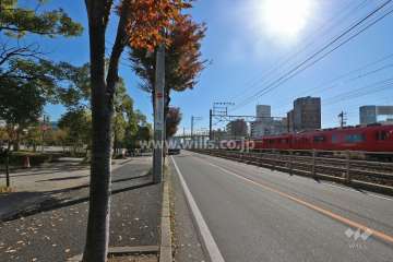 敷地南西側の前面道路（北西側から)