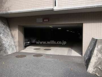 地階にある敷地内駐車場