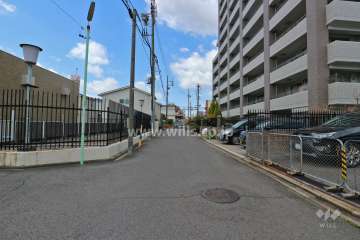 敷地南側の前面道路（東側から）