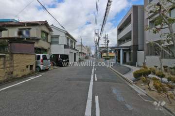 敷地西側の前面道路（南側から）