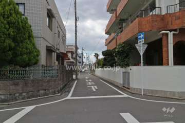 敷地南側の前面道路（東側から）