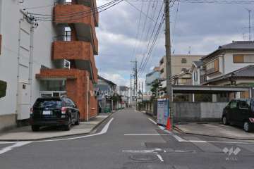 敷地北側の前面道路（東側から）