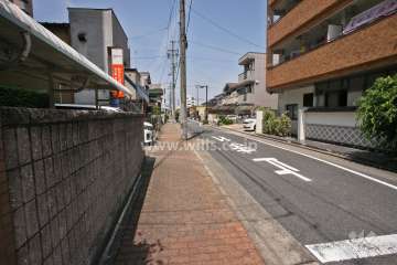 敷地北側の前面道路(西側から)