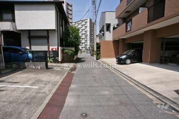敷地南側の前面道路(東側から)