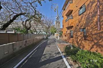 敷地西側の前面道路