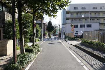 敷地西側の前面道路