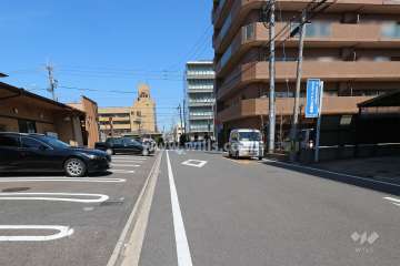 敷地西側の前面道路
