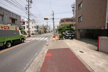 敷地西側の前面道路