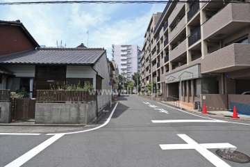 敷地南側の前面道路（東側から）