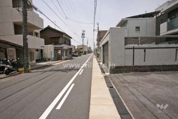 敷地北側の前面道路(東側から)