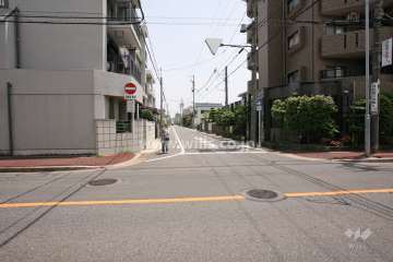 敷地北側の前面道路