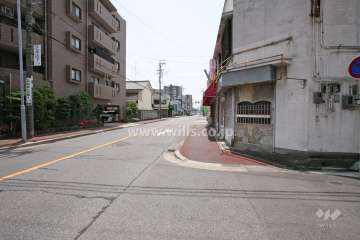 敷地西側の前面道路