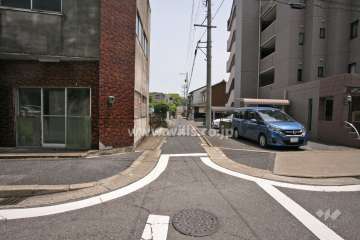 敷地北側の前面道路(西側から)