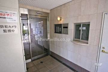 エントランスはオートロック付きです。