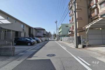 敷地南側の前面道路（東側から）