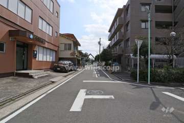 敷地北東側の前面道路