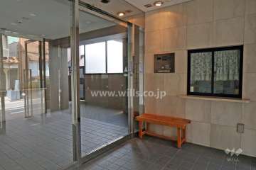 エントランスはオートロック付きです。