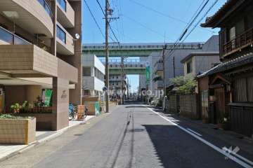 敷地南側の前面道路（西側から）