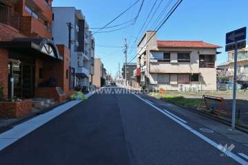 敷地北側の前面道路（東側から）