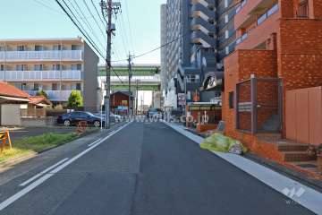 敷地北側の前面道路（西側から）