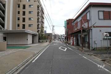 敷地西側の前面道路