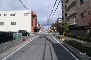 敷地西側の前面道路